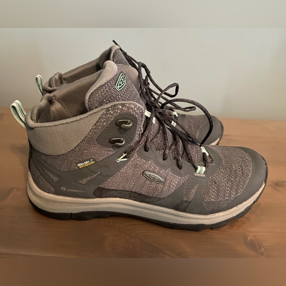 Gently used Women Keen Hiking boots